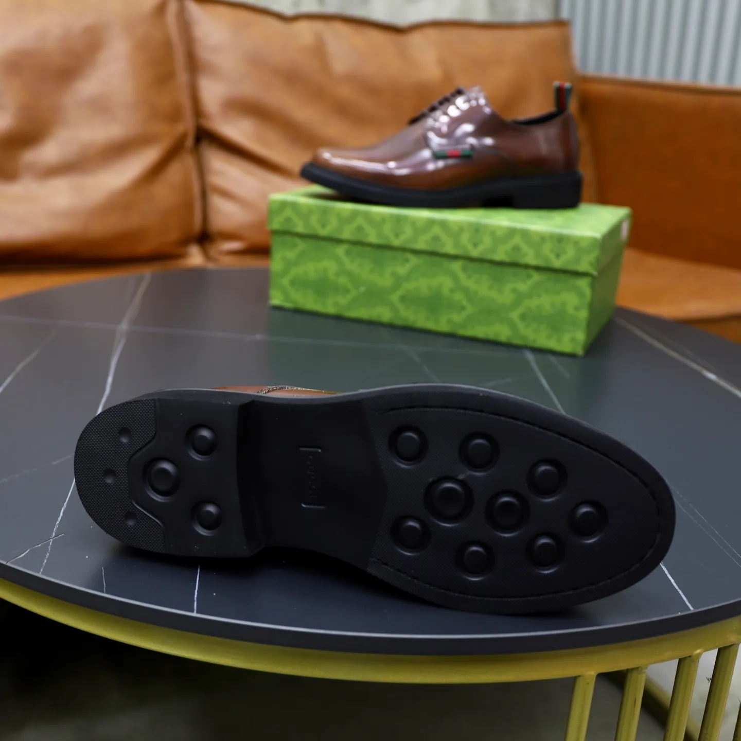 Ex-factory price: 540💰🙅‍♂️🙅‍♂️🙅‍♂️ Brand: GUCCI Standard code: Men's code 38-44 (45 can be customized) Grade: Same style as the official website Original order quality Material: Original cowhide surface Comfortable cowhide lining Original outsole Style category: Men's fashionable casual leather shoes Distinguished big-name luxury elements Top luxury Color: actual picture color